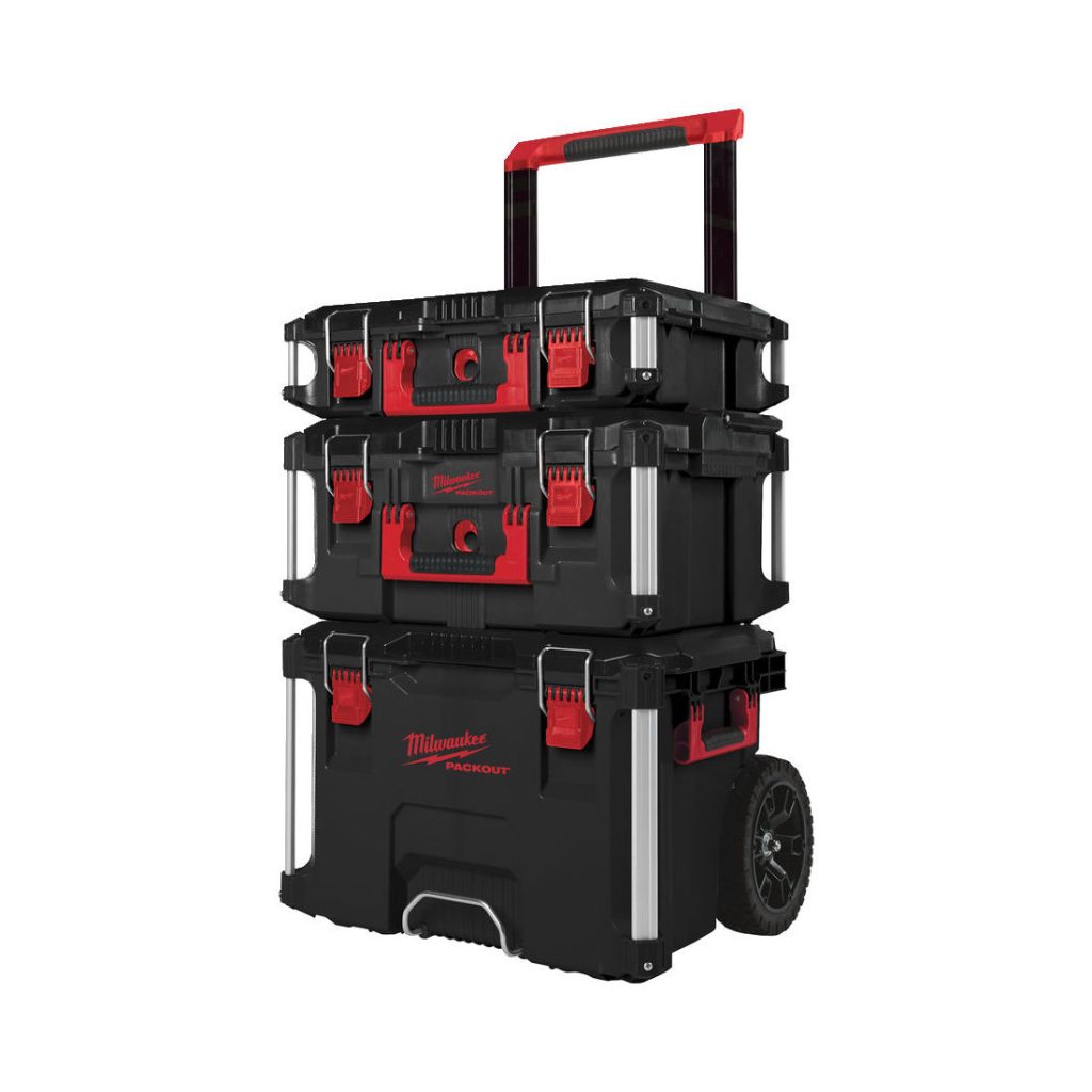 MILWAUKEE PACKOUT-SARJA 3-OSAINEN. Kuva etuviistosta. Kuvassa kolme Packout -laatikkoa kuljetuskärryn päällä.