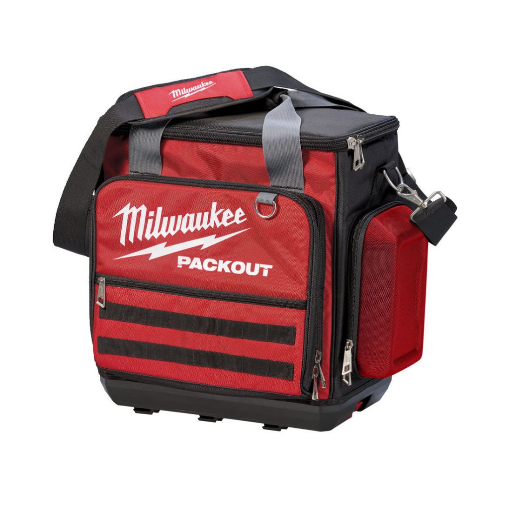 MILWAUKEE TYÖKALUKASSI PACKOUT. Kuvassa työkalukassi etuviistosta olkain työkalukassin päällä.