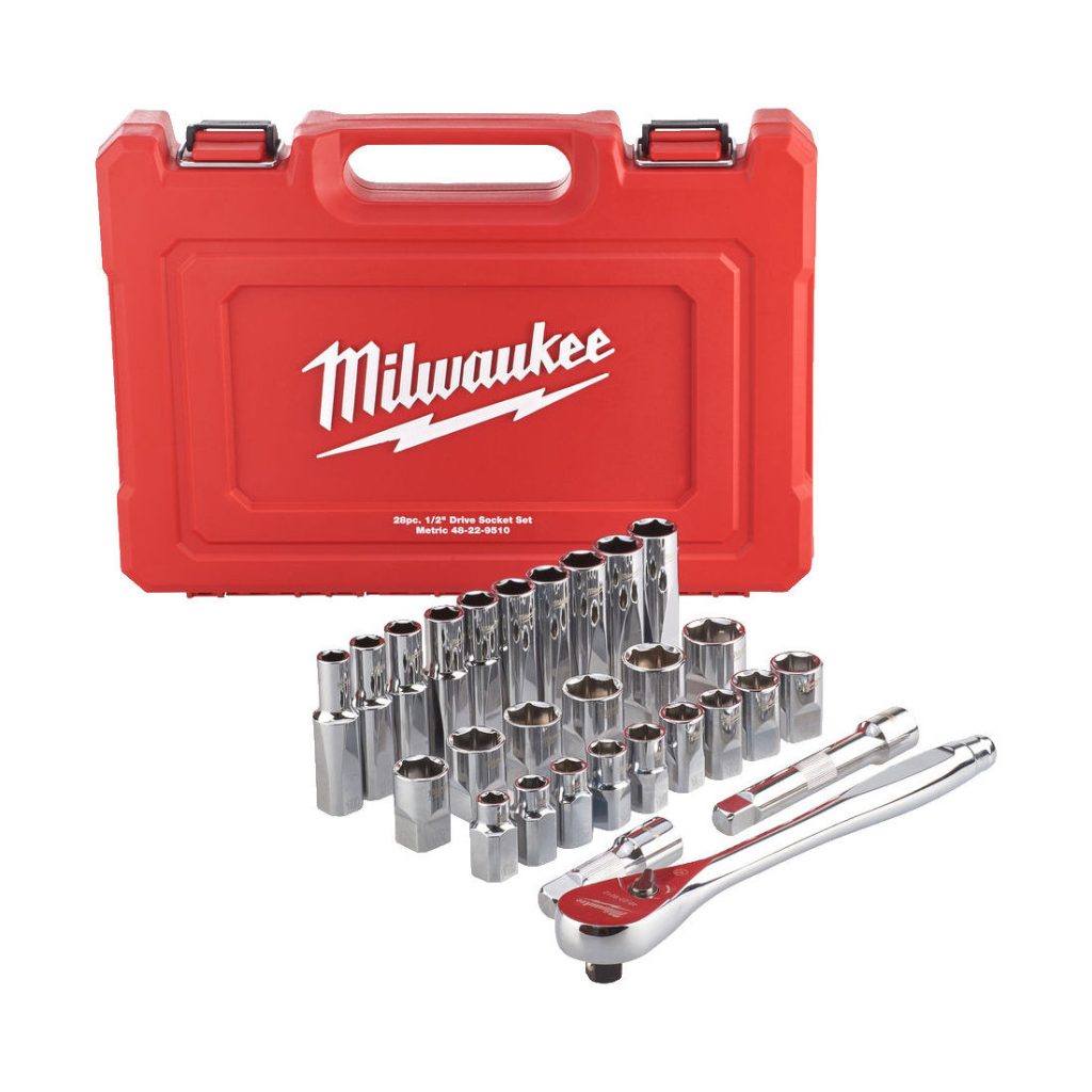 MILWAUKEE HYLSYSARJA RÄIKÄLLÄ 1/2" 27-OS. Kuvassa salkku, hylsyt, räikkä ja jatkoadapterit.