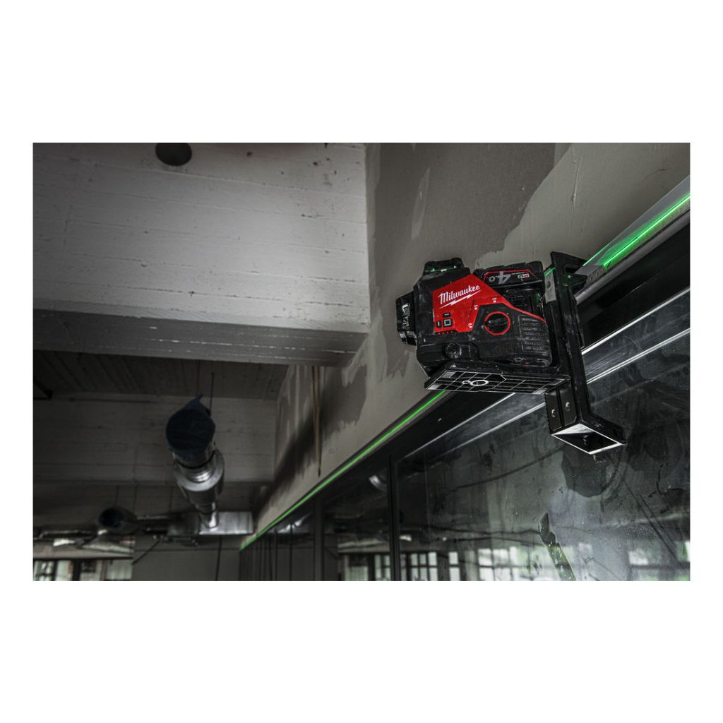 Milwaukee Ristilinjalaser M12 3PL-401C. Kuvassa laseri kiinnitettynä seinään ikkunakarmien mittausta varten.