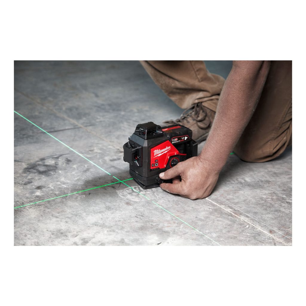 Milwaukee Ristilinjalaser M12 3PL-401C. Kuvassa laseri työmaan lattialla.