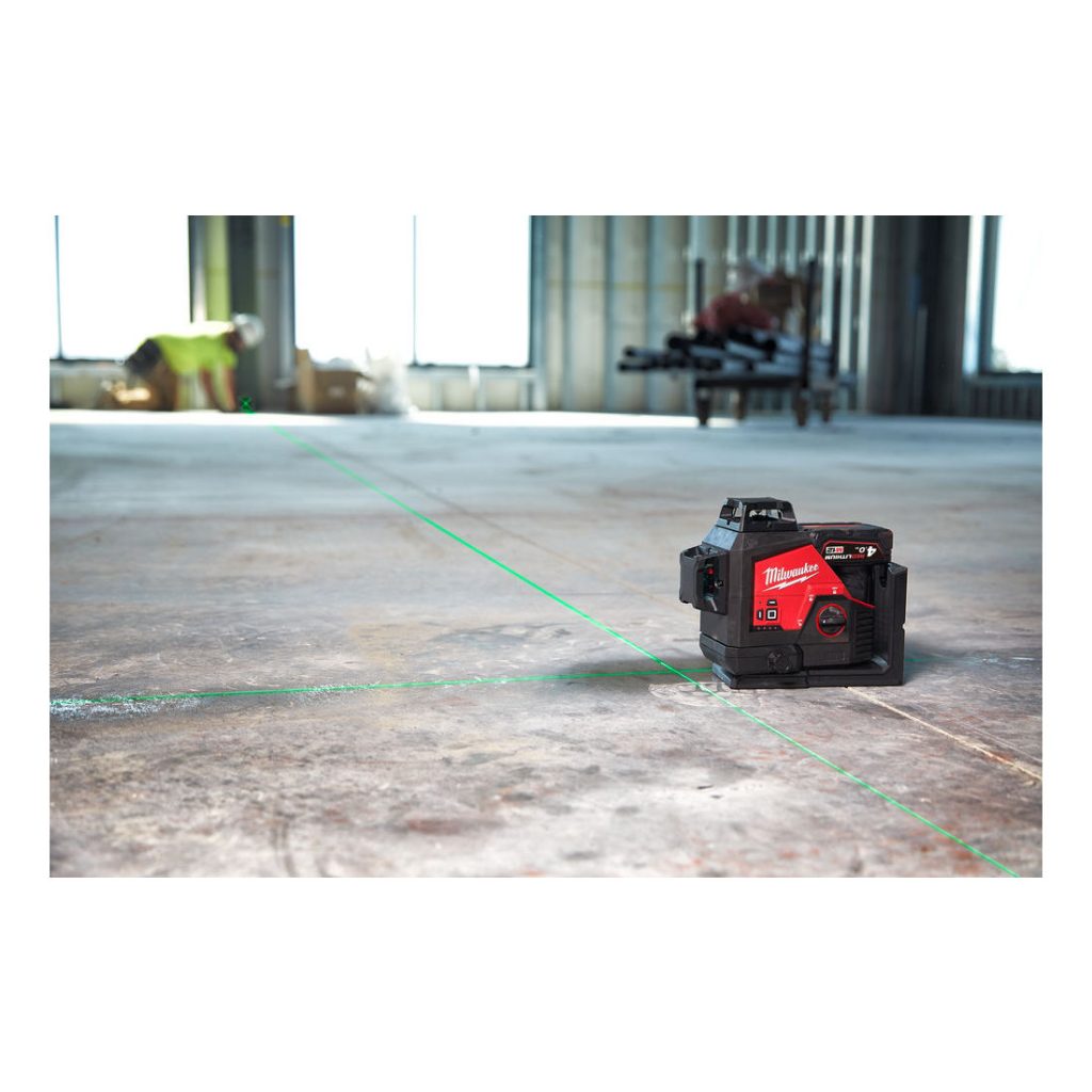 Milwaukee Ristilinjalaser M12 3PL-401C. Kuvassa laseri työmaan lattialla.