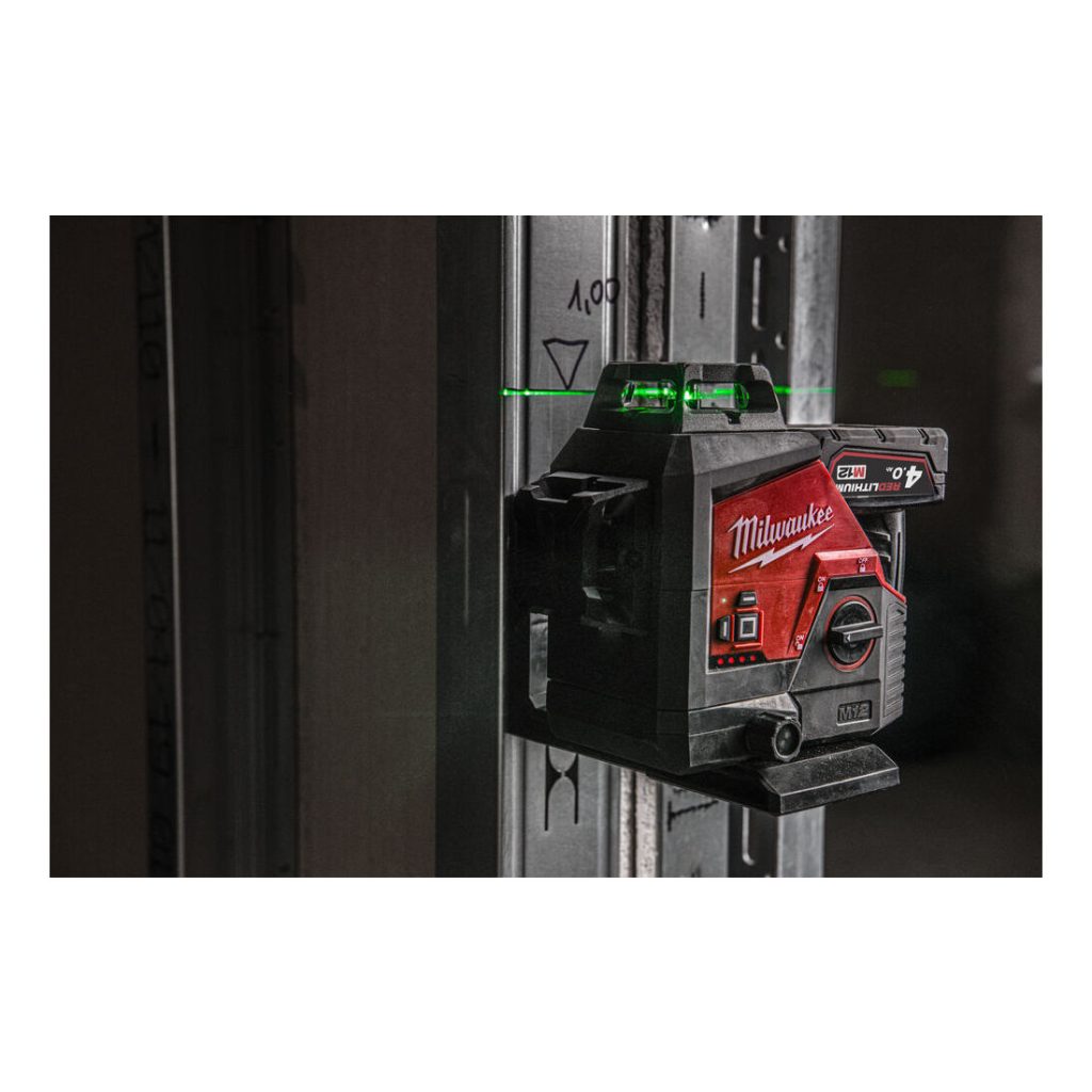 Milwaukee Ristilinjalaser M12 3PL-401C. Kuvassa laseri kiinnitettynä oven karmiin.