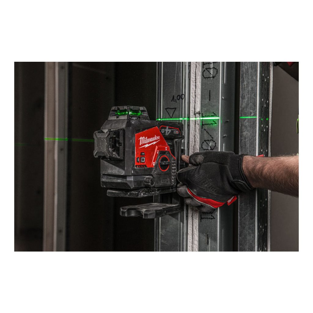 Milwaukee Ristilinjalaser M12 3PL-401C. Kuvassa laseri kiinnitettynä oven karmiin.
