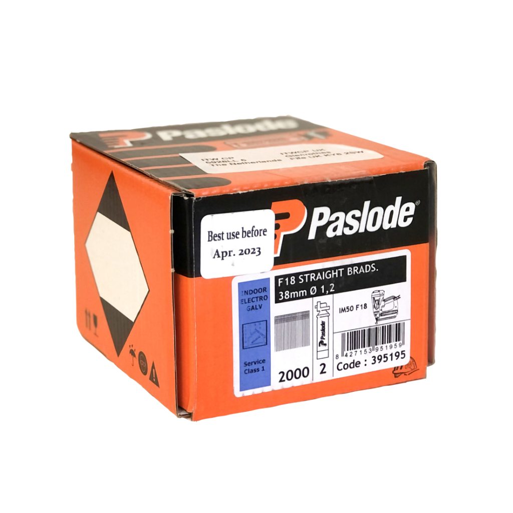 Paslode F18 1,2 x 38mm Viimeistelynaula. Rasiassa 2000 naulaa ja kaksi kaasupatruunaa.