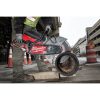 Milwaukee Akkulaikkaleikkuri MXF COS350-602. Kuvassa työmies leikkaamassa mustaa PVC-putkea.