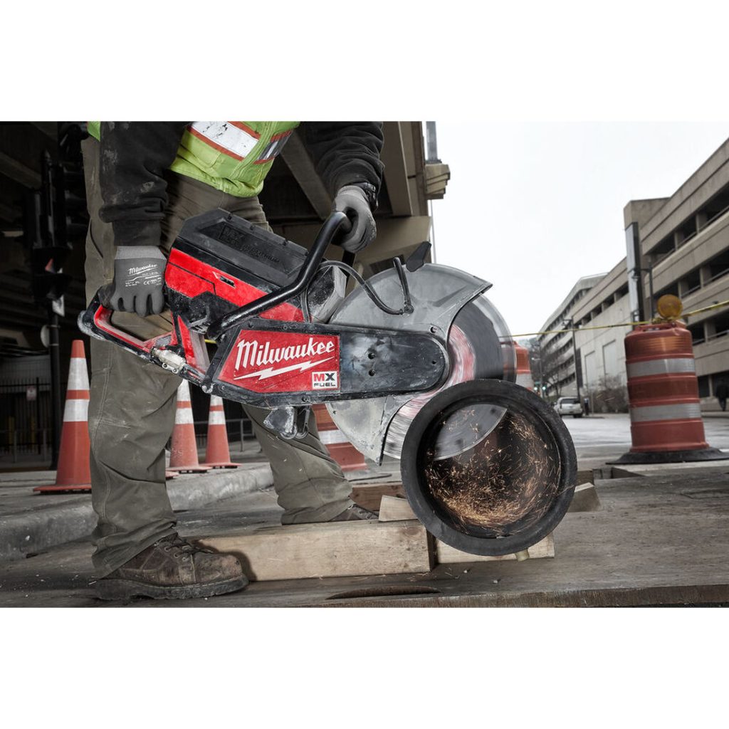 Milwaukee Akkulaikkaleikkuri MXF COS350-602. Kuvassa työmies leikkaamassa mustaa PVC-putkea.