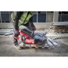 Milwaukee Akkulaikkaleikkuri MXF COS350-602. Kuvassa työmies leikkaamassa profiilipeltiä.