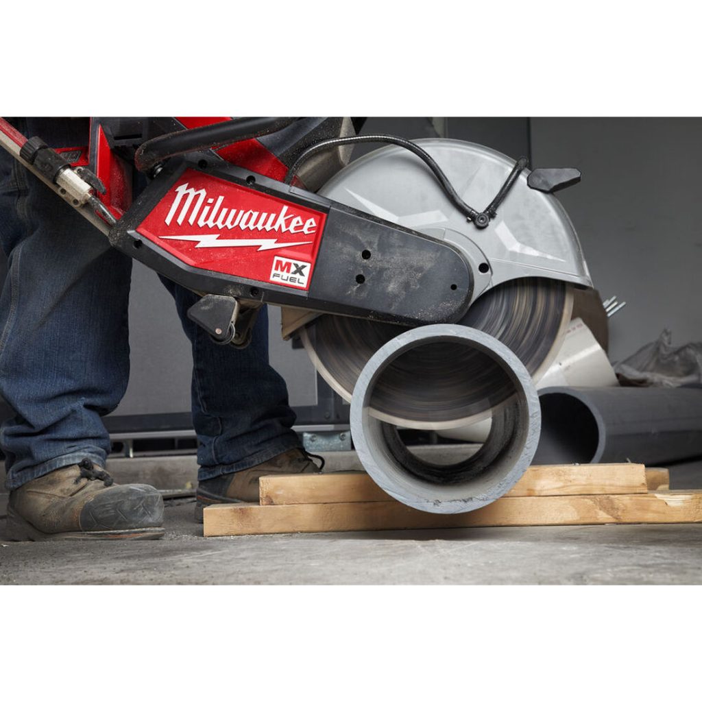 Milwaukee Akkulaikkaleikkuri MXF COS350-602. Kuvassa työmies leikkaamassa harmaata PVC-putkea.