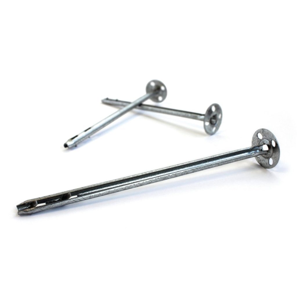 ISOMET 8x80/30 Palonkestävä eristekiinnike. Kuvassa kolme eristekiinnikettä.