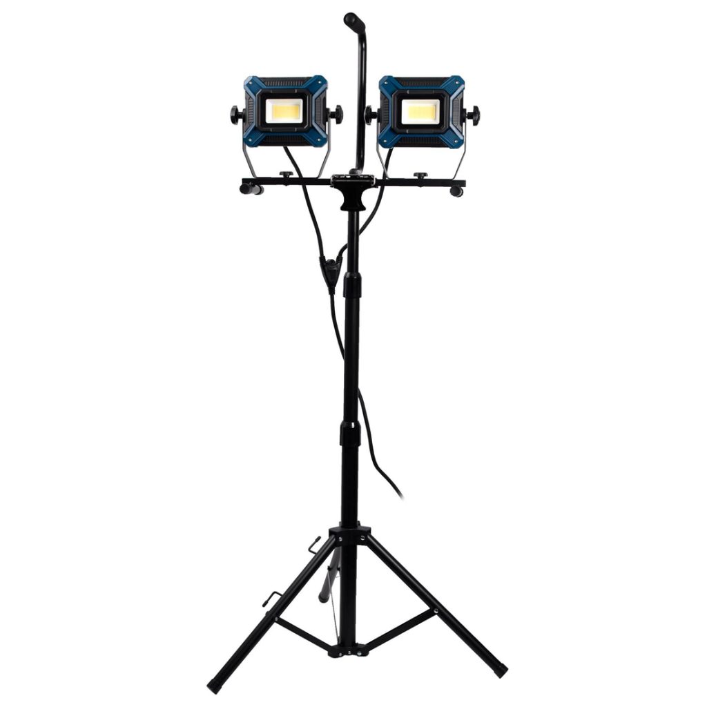 Kempten valomasto 2 x 50W LED valaisimet kiinnitettynä.