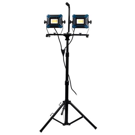 Kempten valomasto 2 x 50W LED valaisimet kiinnitettynä.