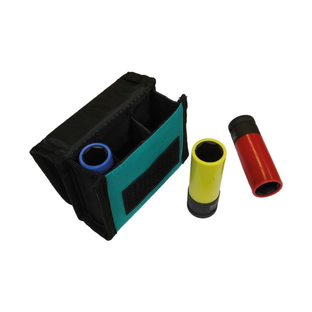 MAKITA Voimahylsylajitelma 1/2" 3-osaa. Kuvassa voimahylsylajitelman avonainen kangaspussi yläviistosta. Yksi hylsy kangaspussin sisällä ja kaksi hylsyä ulkopuolella.