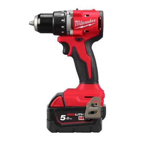 MILWAUKEE M18 BLDDRC-502C. Kuvassa akkuporakone sivustapäin.