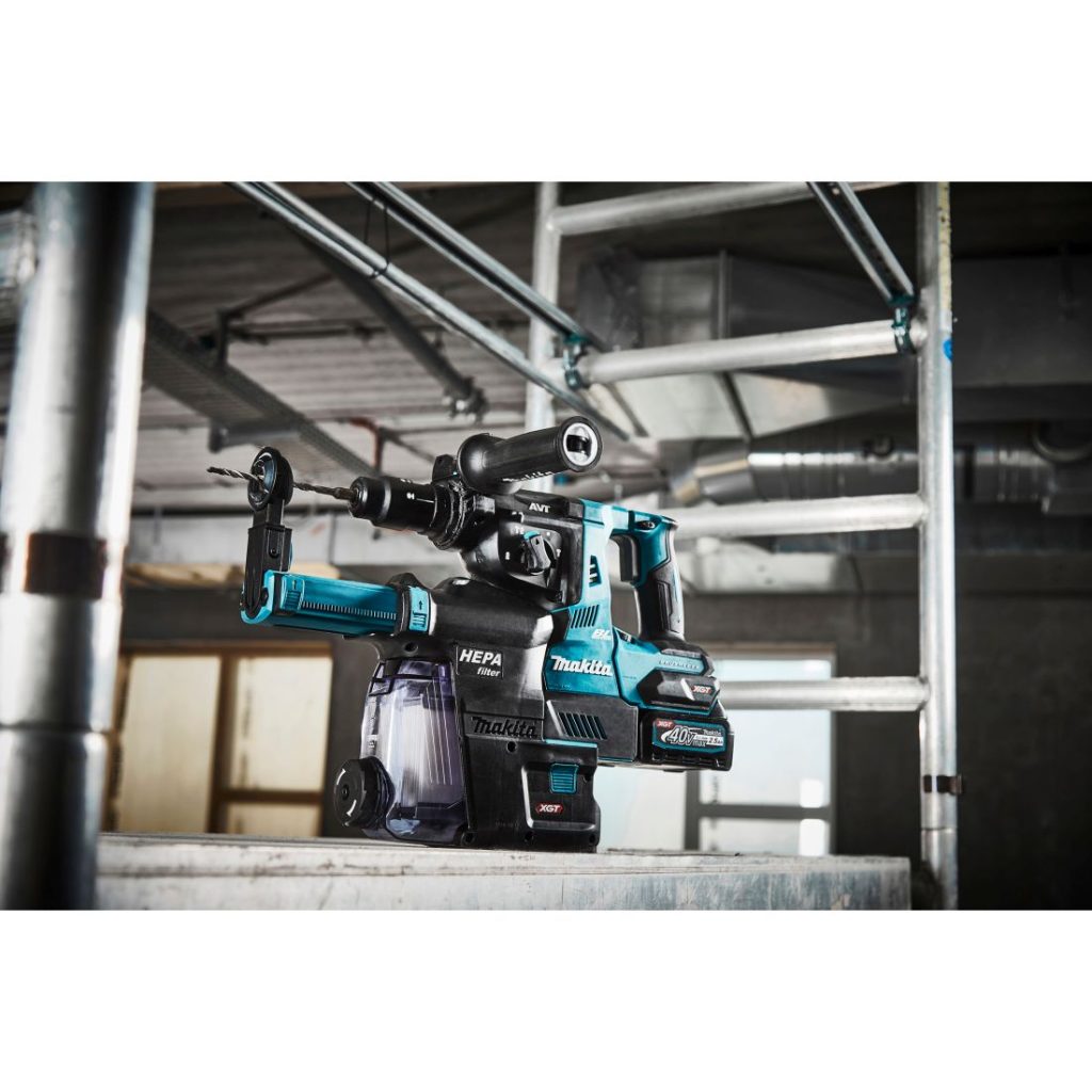 MAKITA Pölynimulisälaite DX14. Kuvassa pölynimulisälaite etuviistosta työmaalla sisätiloissa.
