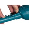 MAKITA . Lähikuvassa henkilö lukitsemassa imuputkea rikkaimuriin.