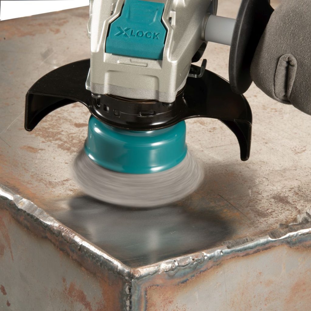 MAKITA Teräsharja 75 mm X-Lock. Kuvassa putsataan terästasoa kuppiharjalla.