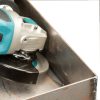 MAKITA Teräsharja 115 mm X-Lock. Kuvassa hiotaan laikkaharjalla hitsatun teräslaatikon sisäkulmia.