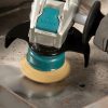MAKITA Teräsharja 75 mm X-Lock. Kuvassa putsataan terästasoa kuppiharjalla.