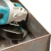 MAKITA Teräsharja 100 mm X-Lock. Kuvassa putsataan terästasoa kuppiharjalla.