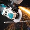 MAKITA Katkaisulaikka X-Lock, 125 x 1,2 mm. Kuvassa katkaistaan harjaterästä katkaisulaikalla.