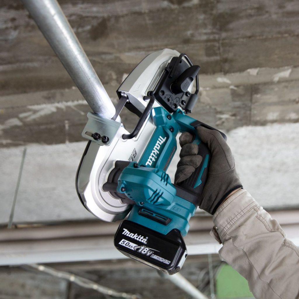 MAKITA Vannesahanterä BiM 13 x 730 mm, 18tpi, 5 kpl. Kuvassa henkilö katkaisemassa teräsputkea vannesahalla.