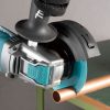 MAKITA Katkaisulaikka timantti 125X2,0mm, X-LOCK, Muovi, kupari, komposiitti. Kuvassa katkaistaan kupariputkea katkaisulaikalla.