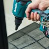 MAKITA Puhallussuutin suodattimille. Kuvassa henkilö puhdistamassa suodatinta puhallussuuttimen avulla.
