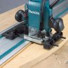 MAKITA Adapteri ohjainkiskolle. Kuvassa jyrsin liitettynä ohjauskiskoon adapterin avulla.