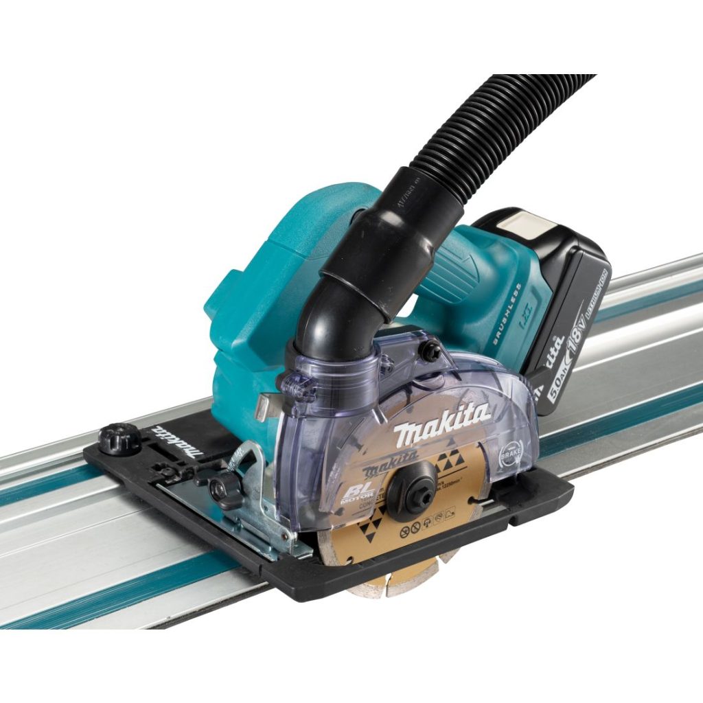 MAKITA Ohjauskiskon adapteri laattaleikkurille DCC501ZX1. Kuvassa laattaleikkuri kiinnitettynä ohjauskiskoon adapterin avulla.
