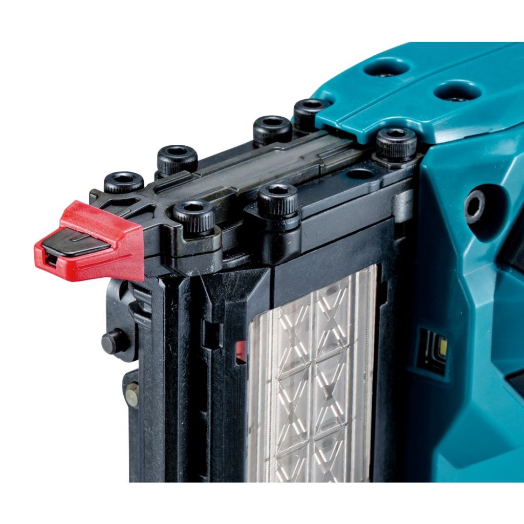 MAKITA Mansetti FN001G. Lähikuvassa mansetti asennettuna naulaimen nokkaan.
