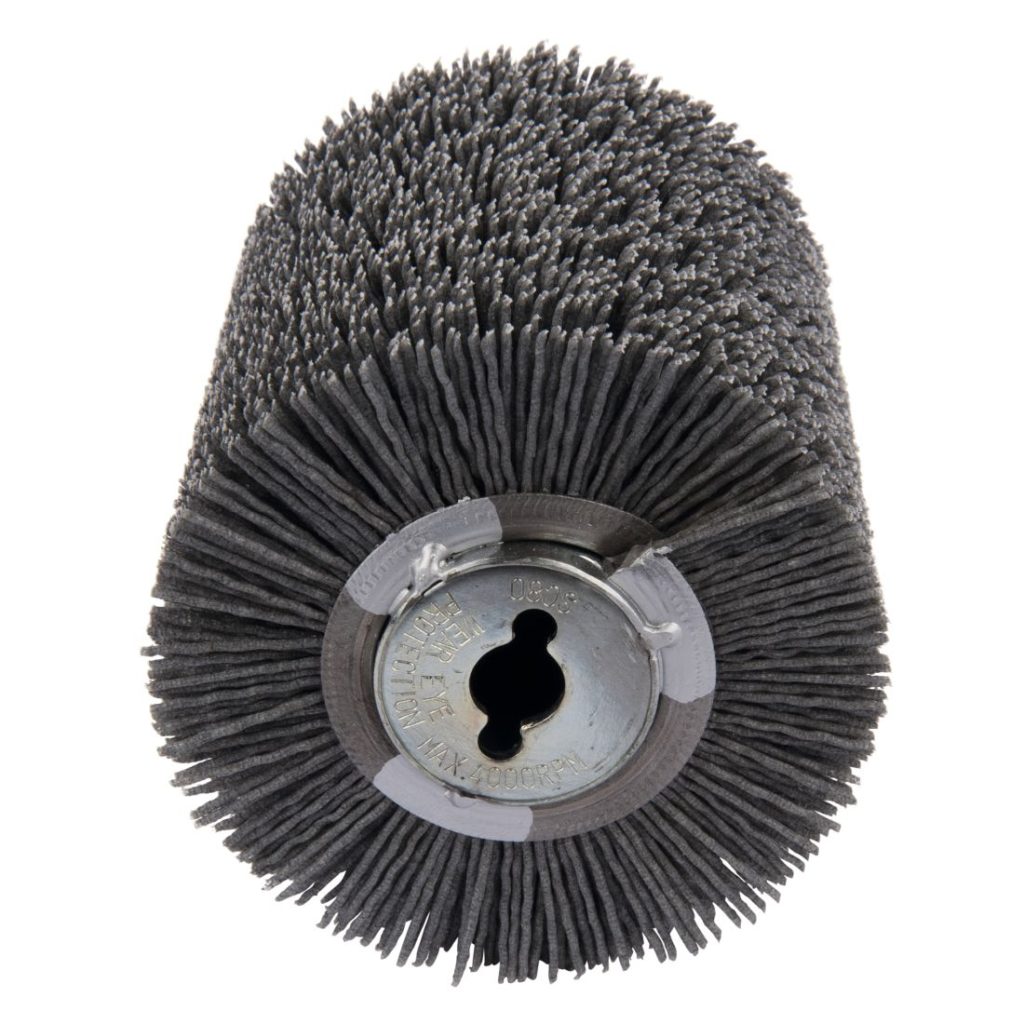 MAKITA Nailonharja, piikarbidi K80-K120. Kuvassa nailonharjarulla alaviistosta.