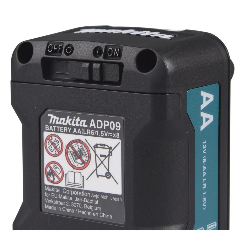 MAKITA Paristoadapteri CXT. Kuvassa paristoadapterin paristoluukun pohjasta luukku suljettuna.
