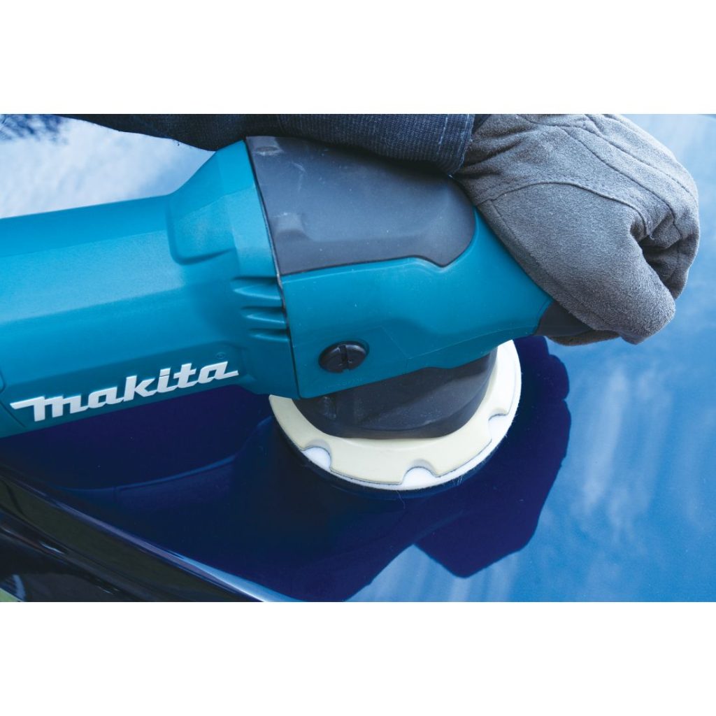 MAKITA Kiillotussieni 125 mm, koukkutarrakiinnitys. Lähikuvassa henkilö vahaamassa autoa kiillotussienentä käyttäen.