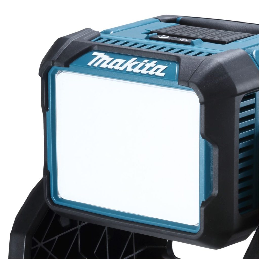 MAKITA Häikäisysuoja ML005G -valaisimelle. Kuvassa häikäisysuoja asennettuna valaisimeen. Kuva etuyläviistosta.