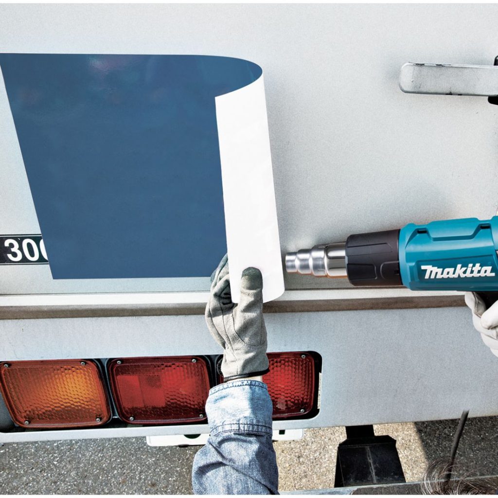 MAKITA Kavennussuutin 20 mm. Kuvassa henkilö käyttämässä kavennussuutinta tarran poistamiseen.