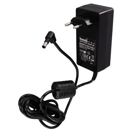 MAKITA Verkkovirta-adapteri työmaaradioille. Kuvassa verkkovirta-adapteri etuyläviistosta.