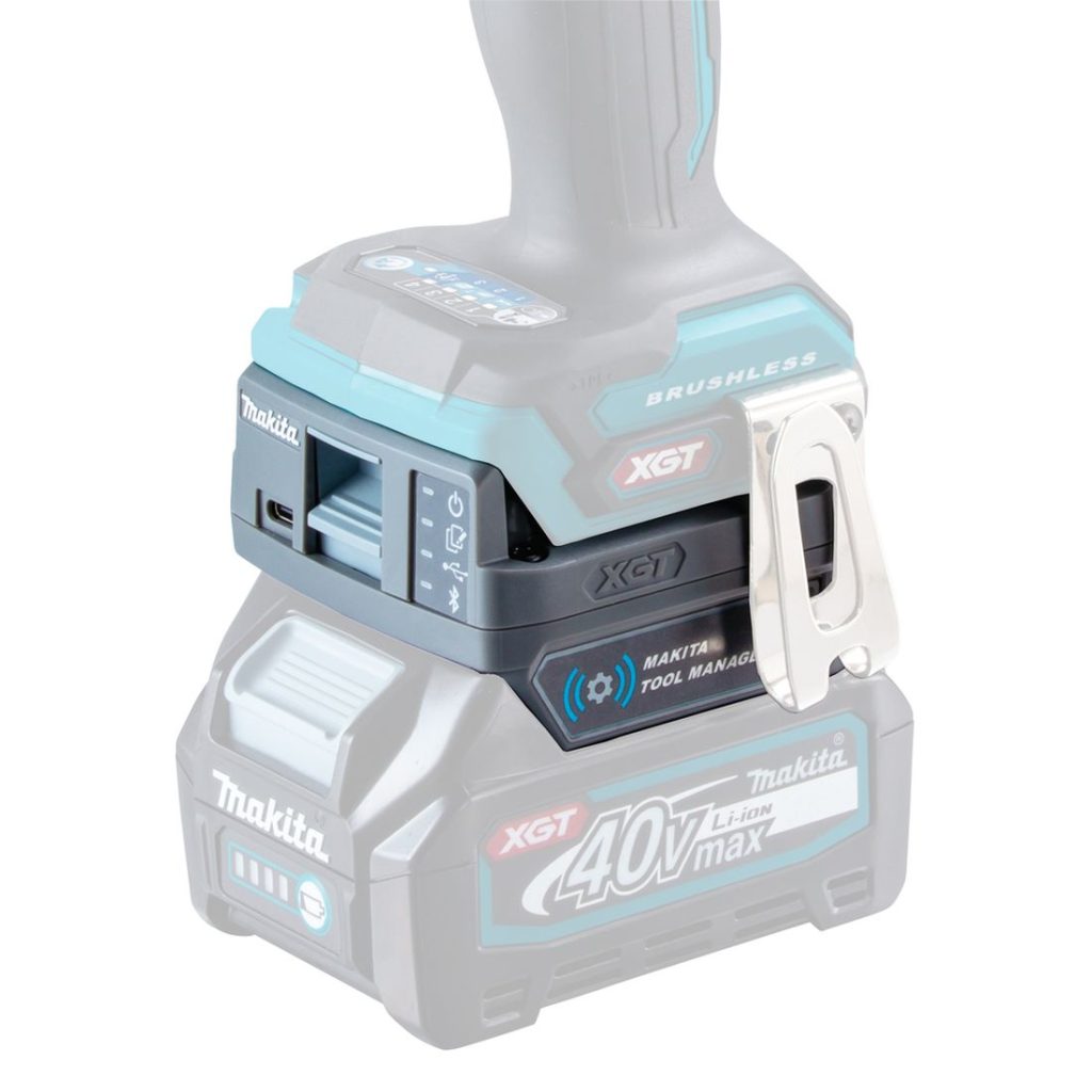 MAKITA Kommunikaattori XGT ® ADP12. Havainnekuvassa Kommunikaattori XGT ® ADP12 kiinnitettynä konerungon ja akun väliin.
