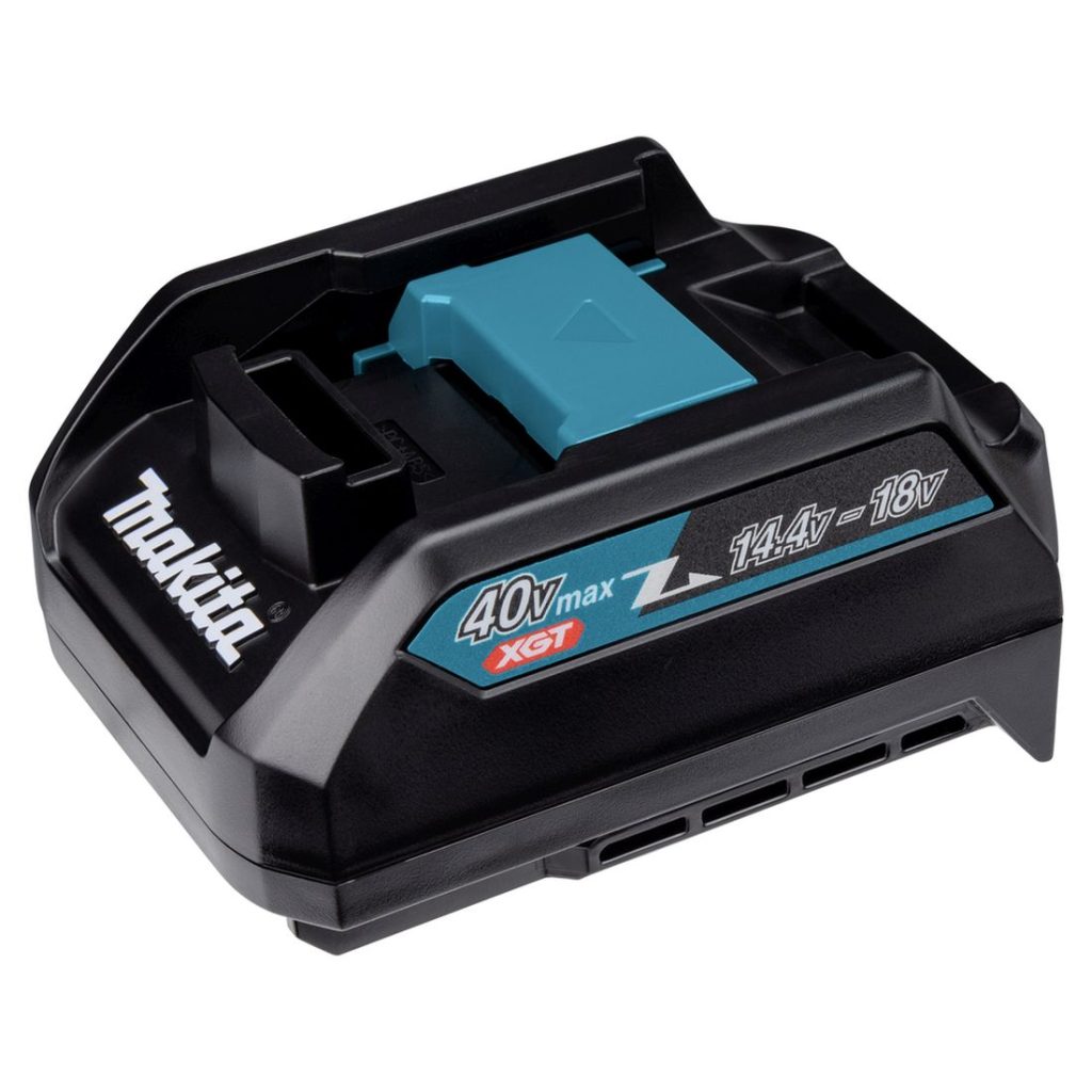 MAKITA Adapteri LXT akuille XGT ® laturiin, ADP10. Kuvassa adapteri vasemmalta takaviistosta.
