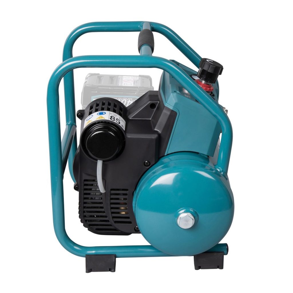 MAKITA Kompressori XGT. Kuvassa kompressori vasemmalta sivustapäin.
