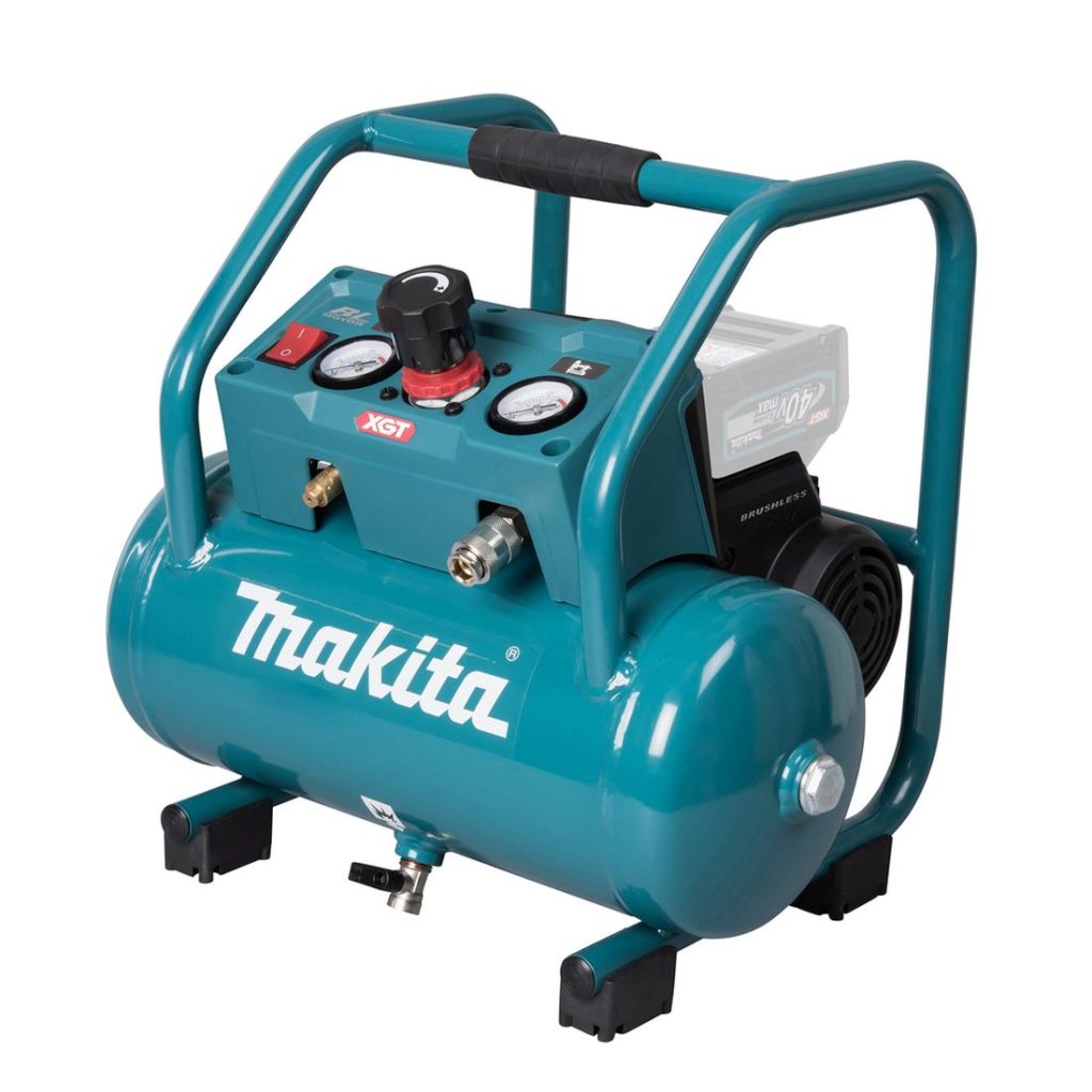 MAKITA Kompressori XGT. Kuvassa kompressori oikealta etuyläviistosta.