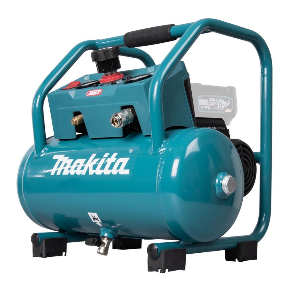 MAKITA Kompressori XGT. Kuvassa kompressori oikealta etuviistosta.