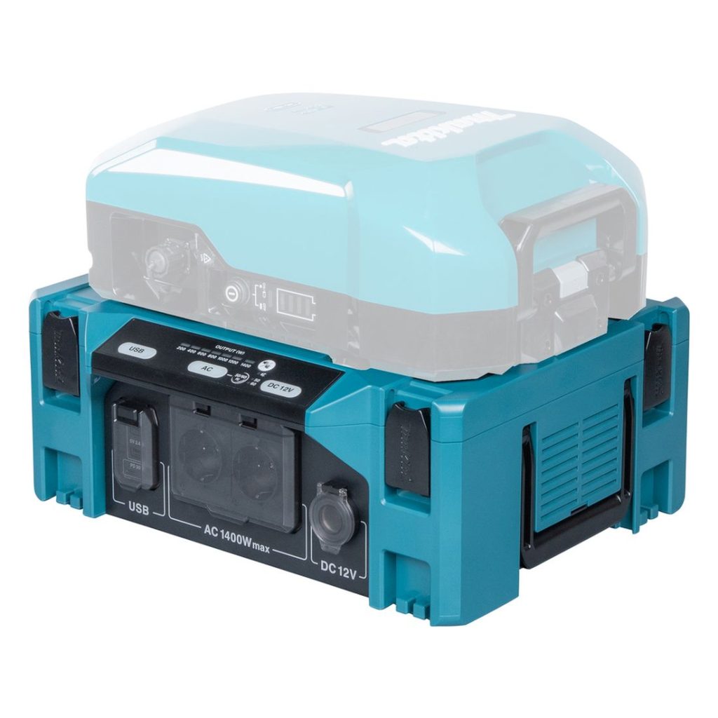 MAKITA Invertteri DC / AC 1400W. Kuvassa reppuakku kiinnitettynä invertteriin. Kuva oikealta etuyläviistosta.