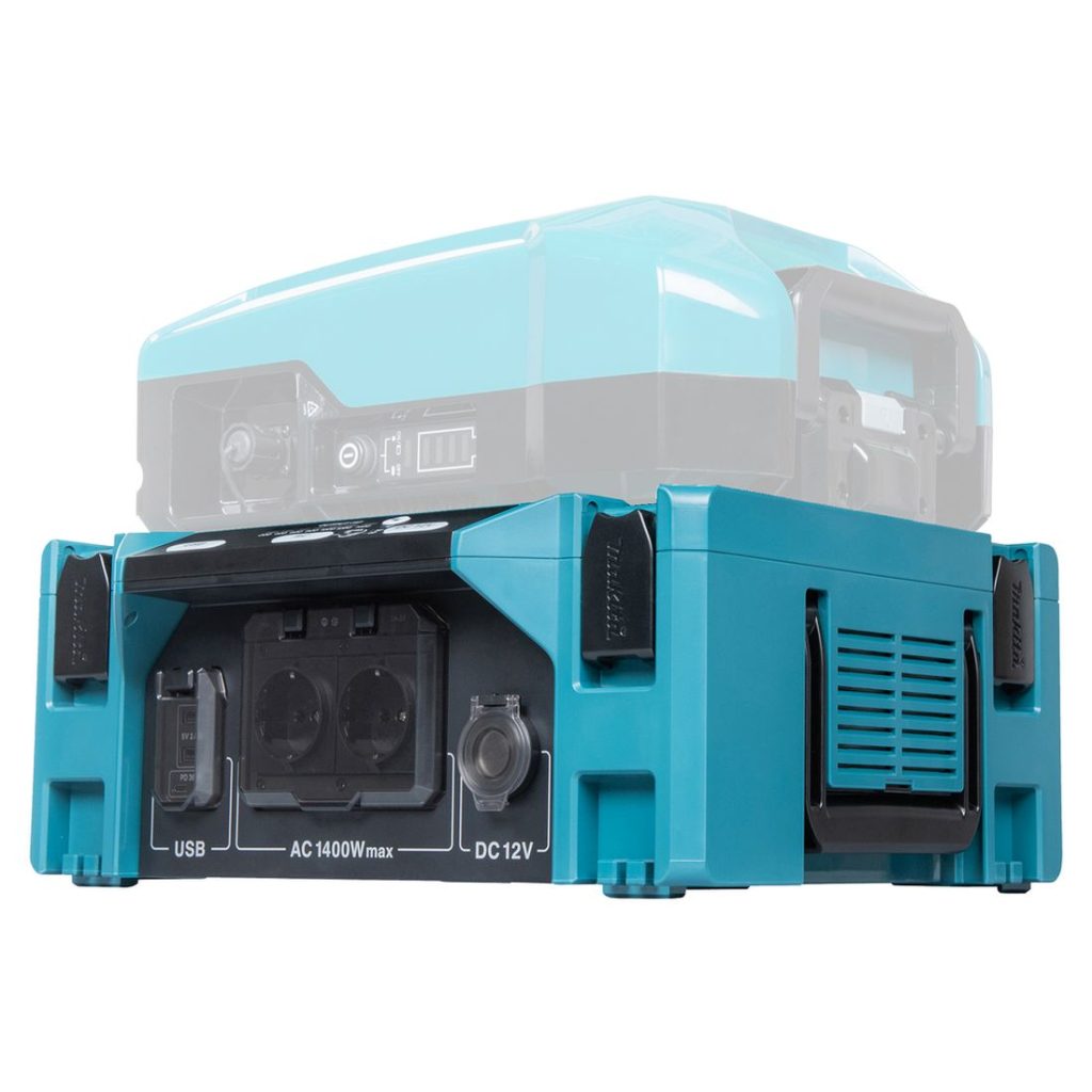 MAKITA Invertteri DC / AC 1400W. Kuvassa reppuakku kiinnitettynä invertteriin. Kuva oikealta etualaviistosta.