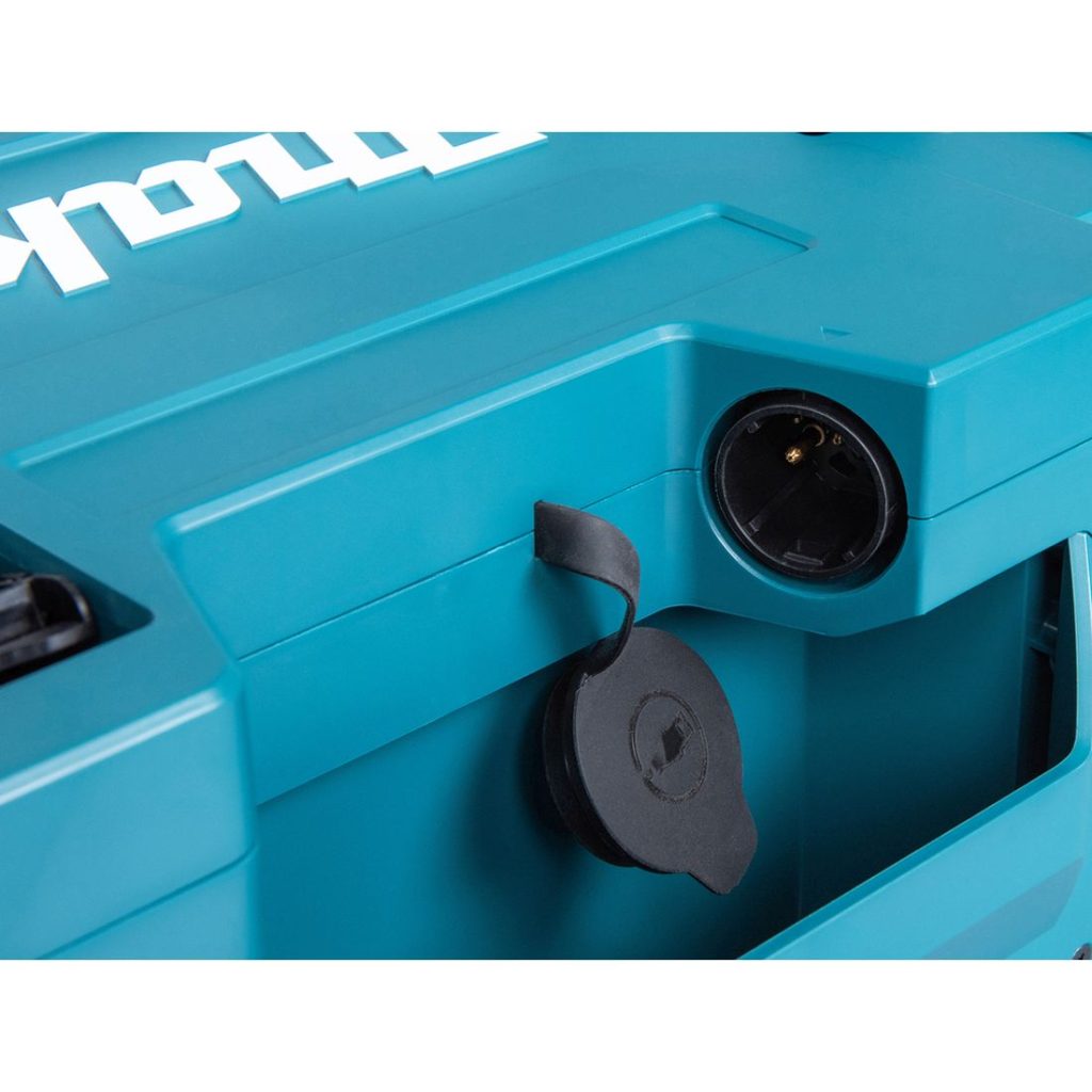 MAKITA Invertteri DC / AC 1400W. Lähikuvassa invertterin pistoke ja pistokkeen pölysuoja.