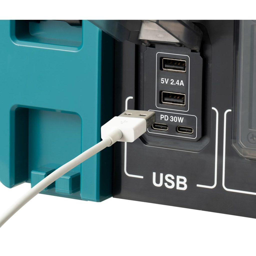 MAKITA Invertteri DC / AC 1400W. Lähikuvassa USB-johtoa ollaan liittämässä invertteriin.