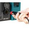 MAKITA Invertteri DC / AC 1400W. Lähikuvassa ollaan liittämässä 12V tupakansytytinliitintä invertterin pistokkeeseen.