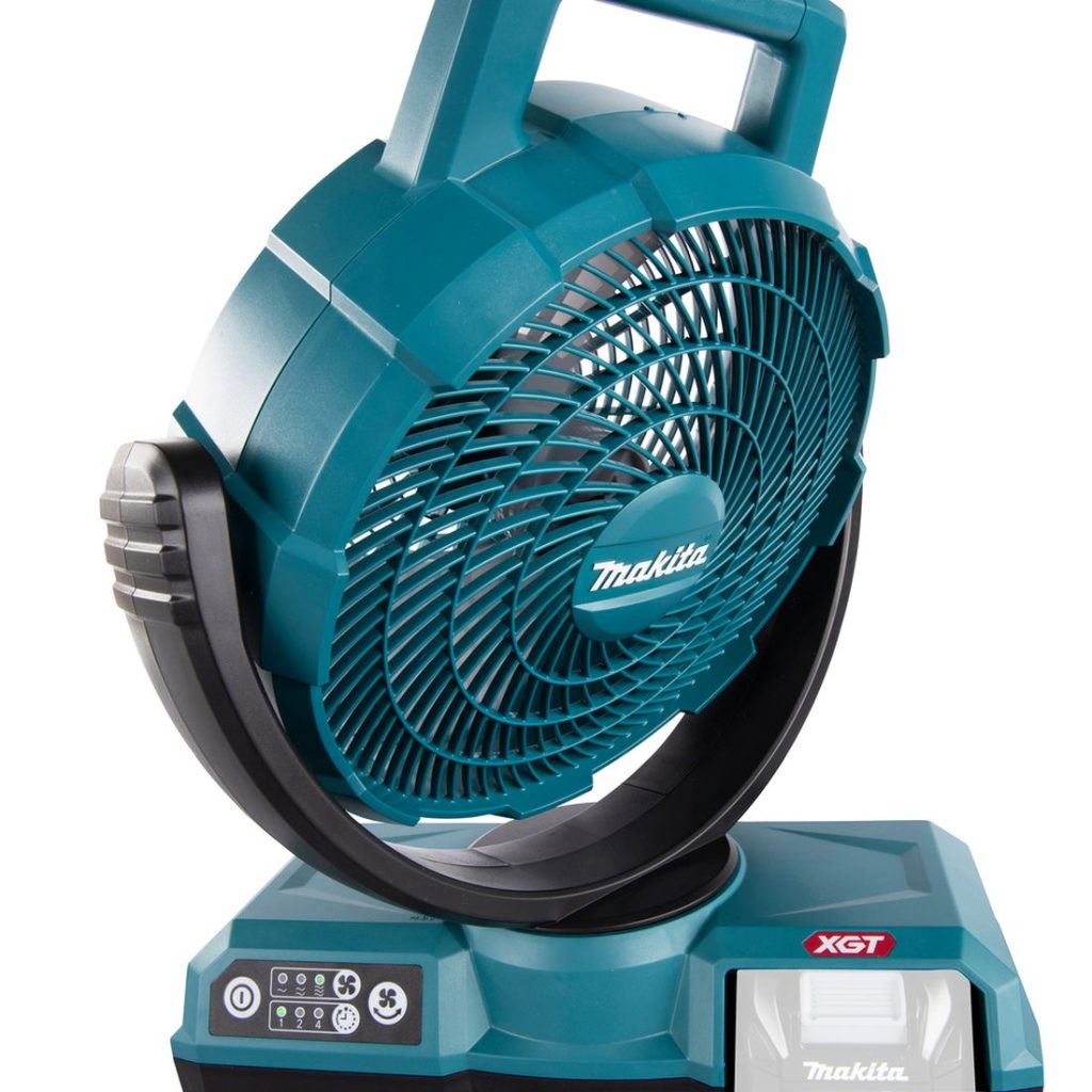 MAKITA Tuuletin XGT. Kuvassa tuuletin vasemmasta etuyläkulmasta tuuletin suunnattuna alaspäin akku irrotettuna.