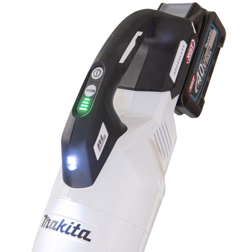 MAKITA Varsi-imuri XGT. Lähikuvassa varsi-imurin kahvaan sijoitettu LED-valo.