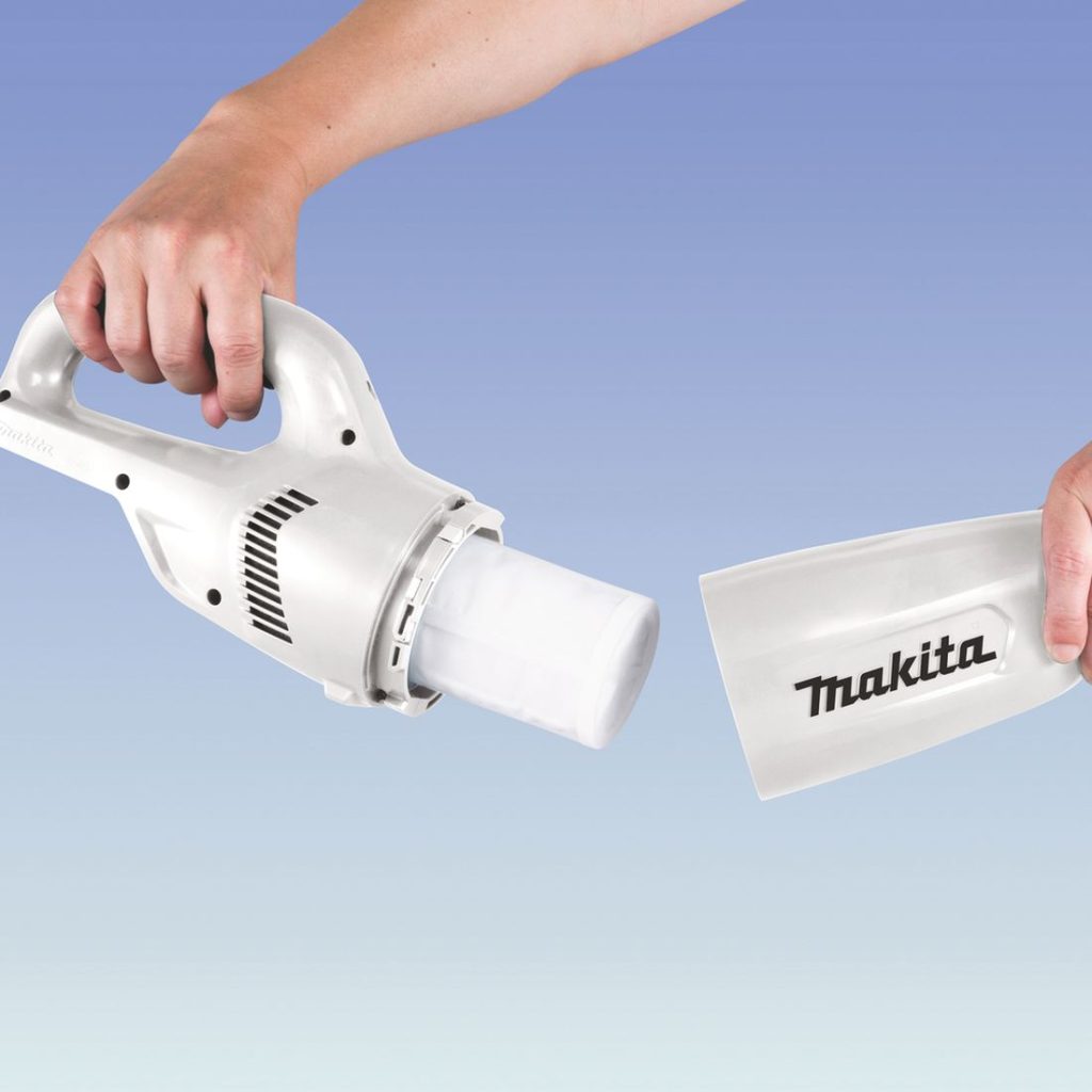 MAKITA Varsi-imuri CXT. Kuvassa henkilö irrottamassa säiliötä varsi-imurista.